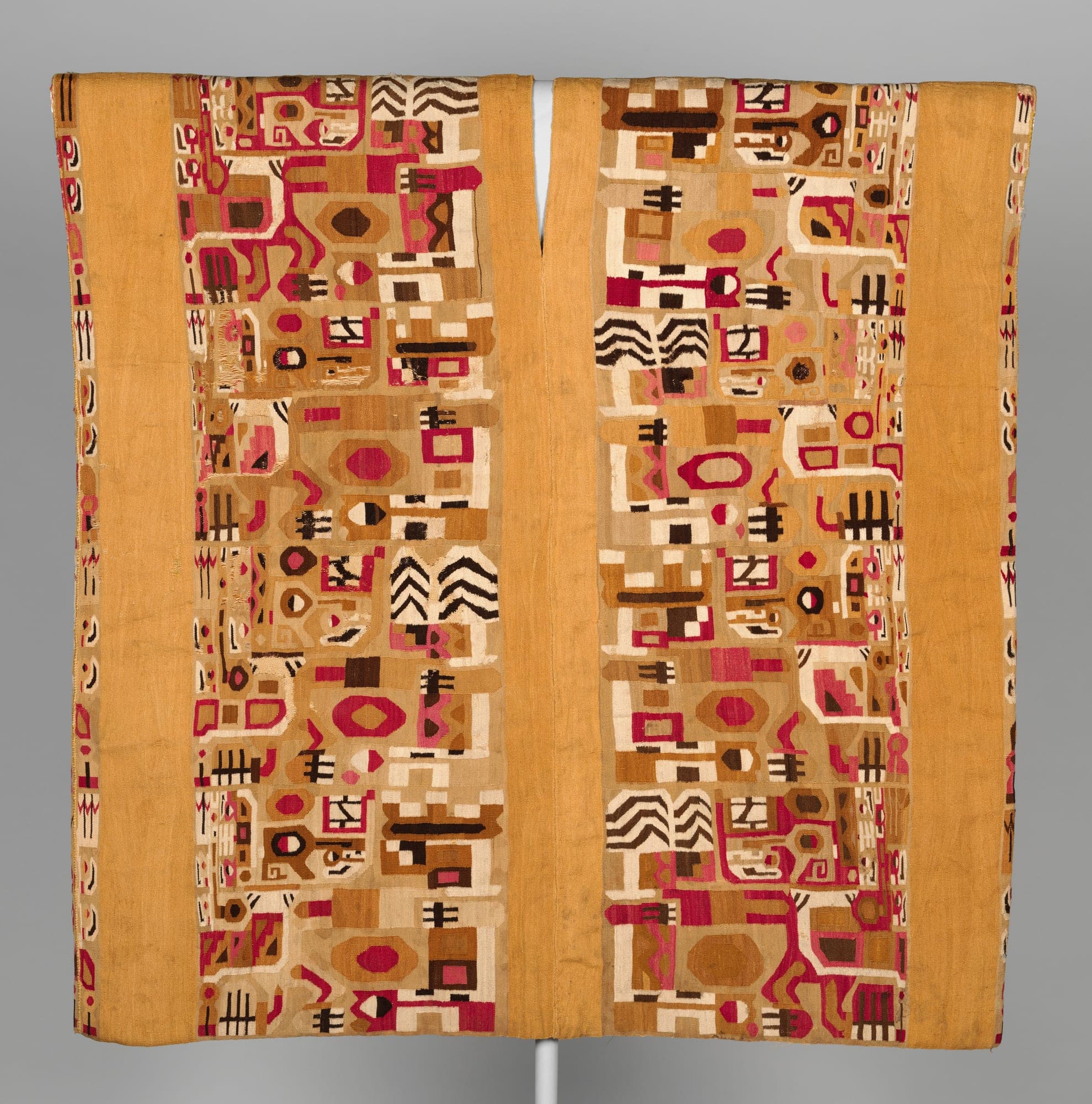 Tunic, Wari