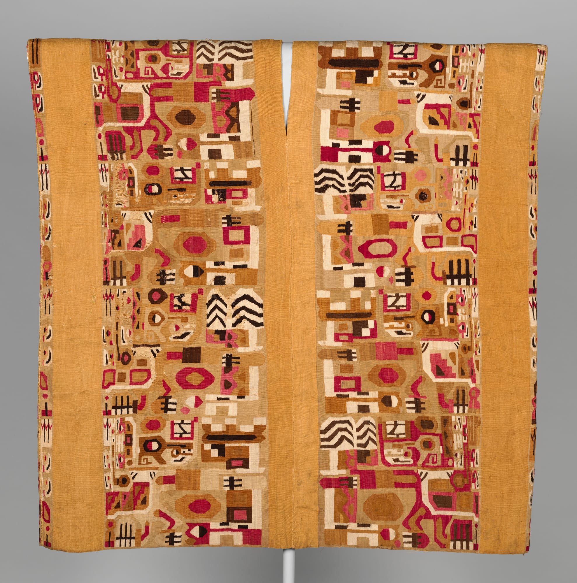 Tunic, Wari